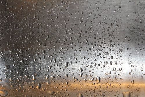 Kondenswassertropfen auf einem mit Wasser gefüllten Glas