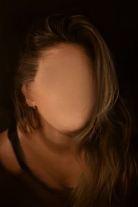Abstraktes Porträt einer Frau in dunklen, stimmungsvollen Farben