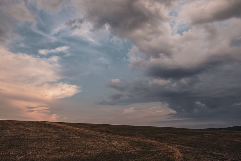 Coucher de soleil dans les collines.  Photographie d'art. Décoration murale. Colorée par Quinten van Ooijen