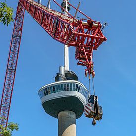 Terex Demag CC3800 hijskraan naast de Euromast. van Jaap van den Berg