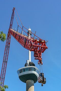 Terex Demag CC3800 hijskraan naast de Euromast. van Jaap van den Berg