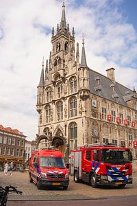 Des camions de pompiers rouges devant l'ancien hôtel de ville de Gouda