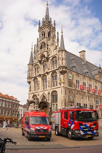 Rode brandweerauto's voor het oude stadhuis van Gouda van Birgitte Bergman