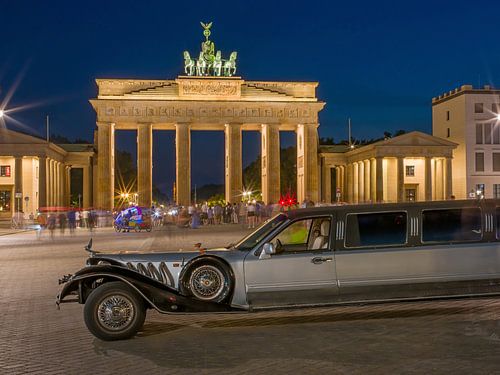 Berlijn: Vintage limousine voor de Brandenburger Tor