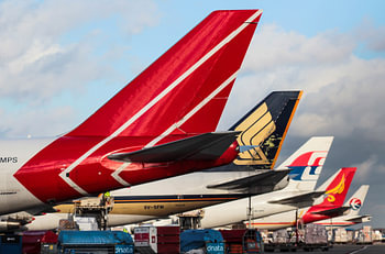 Avions de fret alignés les uns à côté des autres