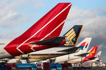 Freighter aircraft in a row next to each other by Robin Smeets