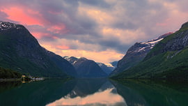 Sonnenaufgang über Lovatnet, Vestland, Norwegen