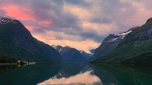 Sonnenaufgang über Lovatnet, Vestland, Norwegen
