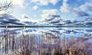 wolken reflecteren in het meer van George van der Vliet