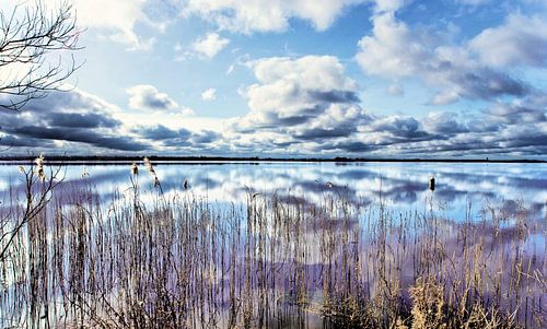 wolken reflecteren in het meer