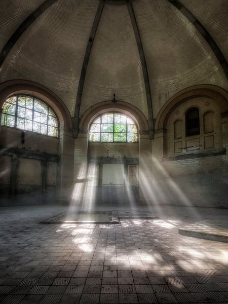 Lost Place - Kuppelsaal mit Sonnenstrahlen von Carina Buchspies
