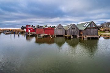 Boothuizen in de haven van Althagen bij Fischland-Darß van Rico Ködder