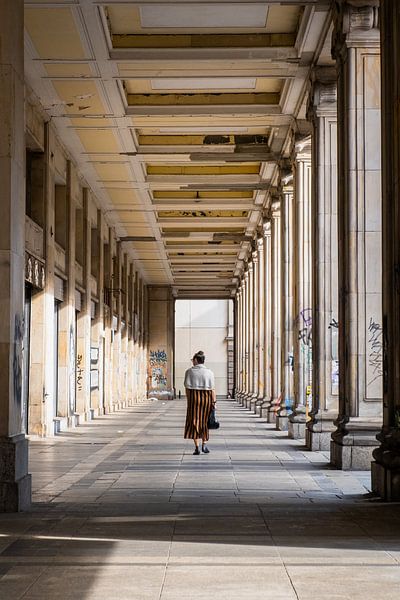 Une femme se promène dans une galerie historique par Wouter Kuin