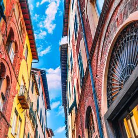 Lucca en Italie avec des maisons colorées sur Mustafa Kurnaz