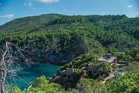 Bâtiment abandonné au bord d'une baie à Ibiza