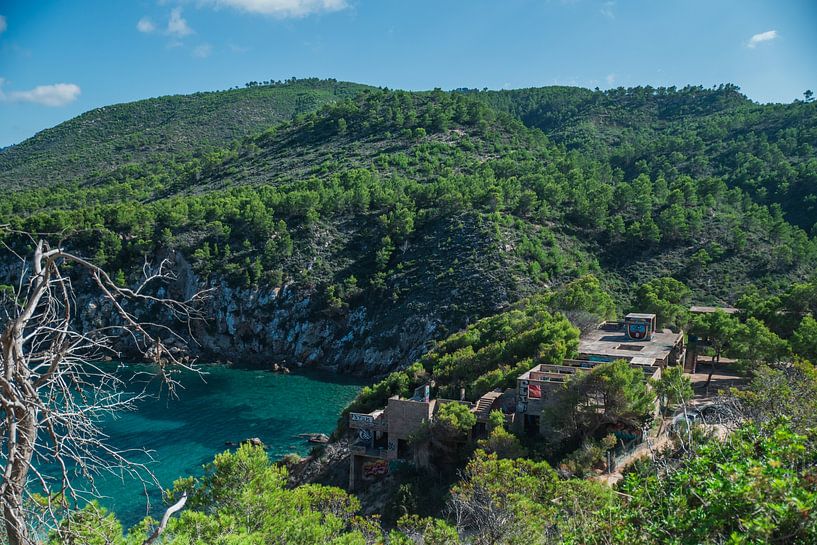 Verlassenes Gebäude an einer Bucht auf Ibiza von Stefanie de Boer