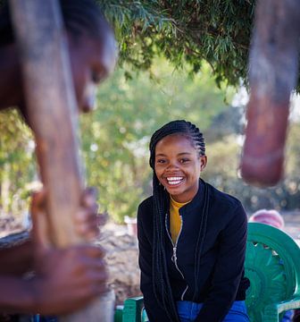 Lachend Namibisch meisje van Eddie Meijer