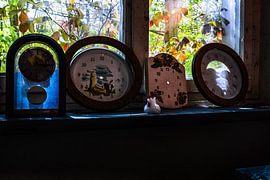 Vergangene Zeit – Alte Uhren auf einer Fensterbank im Lost Place von InfiniteArtLabs