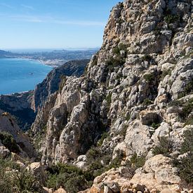 Meerblick zwischen zerklüfteten Berghängen von Adriana Mueller