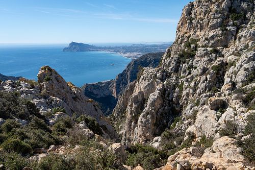 Uitzicht op zee tussen ruige berghellingen