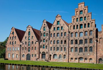 Pakhuizen in oude stad  Lübeck in Duitsland van Joost Adriaanse