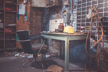 Verlaten werkplaats in oude garage van On Your Wall