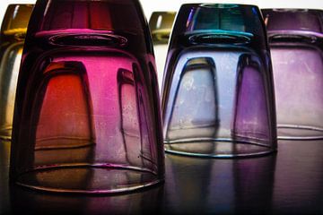 Une composition abstraite de verres à liqueur colorés
