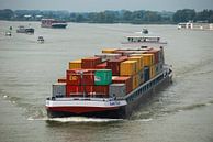 Containerschip onder de "zwaan" te Rotterdam. van Brian Morgan thumbnail
