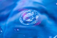Wasser in blauem Licht
