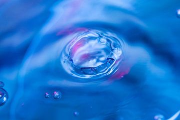 Water in blauw licht van Raoul van Meel