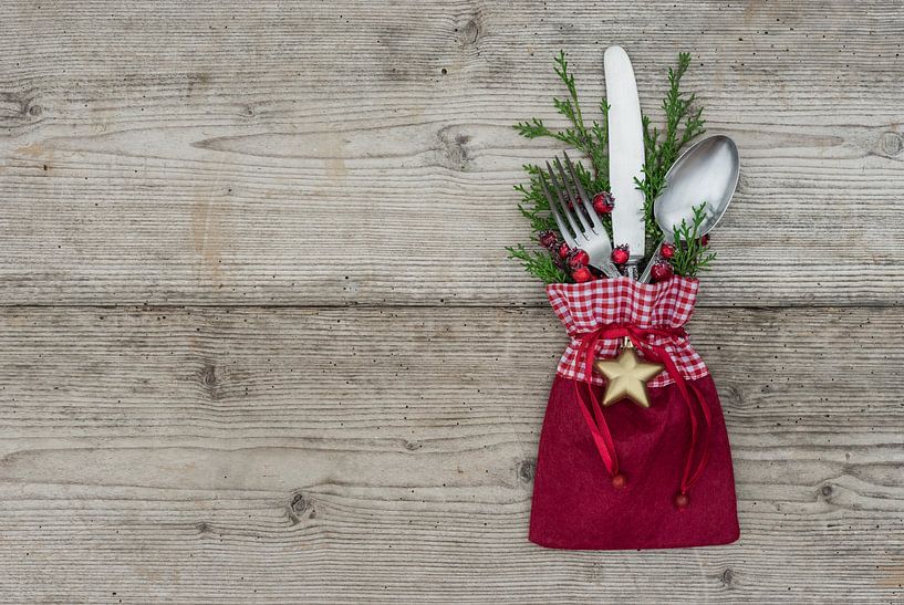Christmas table setting with decoration by Alex Winter