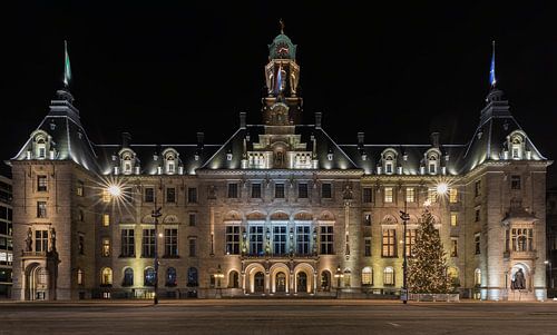 Het stadhuis in Rotterdam in de avond