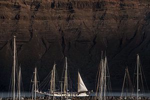 Masten und ein Segelschiff mit der Nordwand von Van Lanzarote