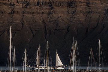 Masten en een zeilschip met de noordwand Van Lanzarote van Harrie Muis
