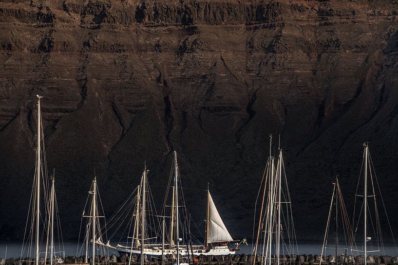 Masten und ein Segelschiff mit der Nordwand von Van Lanzarote von Harrie Muis