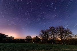Traces d'étoiles au-dessus des chênes sur Alex Karg