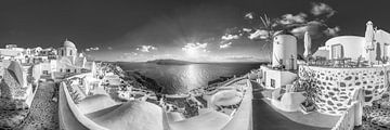 Panorama van het dorp Oia op het eiland Santorini in zwart-wit. van Manfred Voss, Schwarz-weiss Fotografie