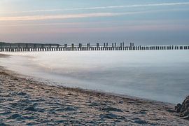 Épis à Zingst sur la mer Baltique, qui s'enfoncent dans la mer. sur Martin Köbsch