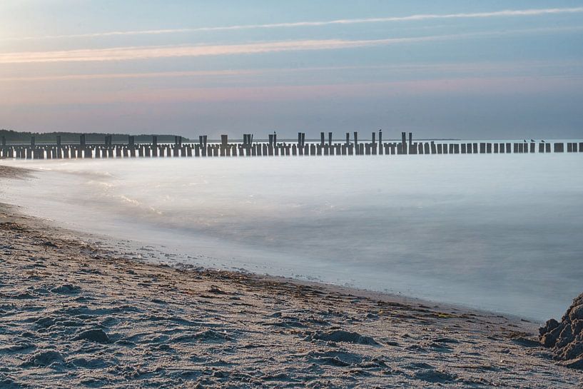 Buhne in Zingst an der Ostsee, die ins Meer reichen. von Martin Köbsch