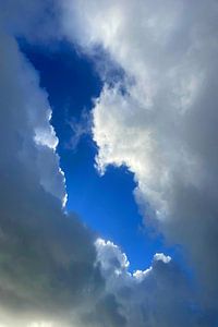 Ein Fenster aus Licht im Wolkenmeer