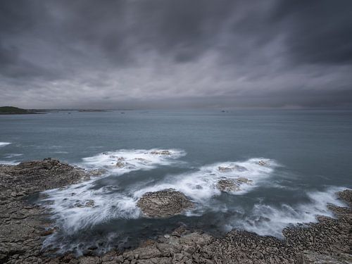 De Bretonse kust in Frankrijk op een stromachtige dag