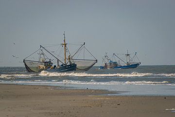 Vissersschepen bij het strand op Schier van Hylke Heidstra