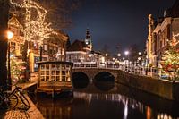 De stad Alkmaar tijdens de avond met de grote kerk op de achtergrond, januari 2022
