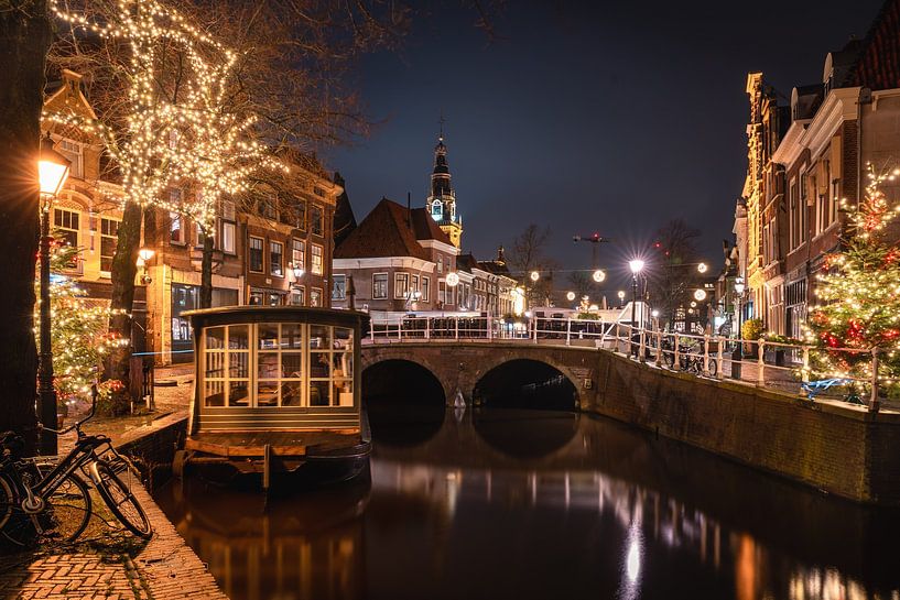 La ville d'Alkmaar le soir avec la Grande Église en arrière-plan. par Jolanda Aalbers