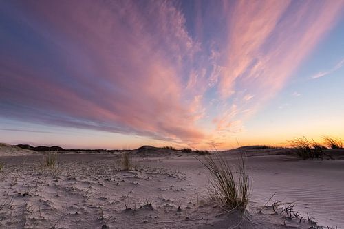 Kleurrijke zonsondergang op het strand van Zeeland