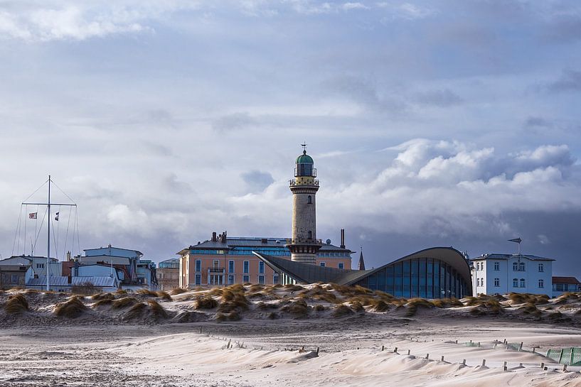 Vue sur le phare et le Teepott à Warnemünd, station balnéaire de la mer Baltique par Rico Ködder