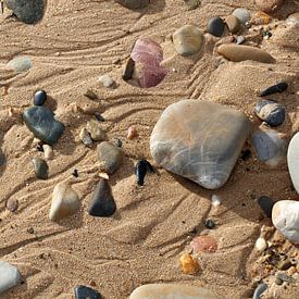 Plage de Biville, Detail Sandstrand Sand, Steine, Streiflicht von Christoph Hermann