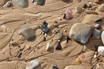 Plage de Biville, detail zandstrand zand, stenen, streperig licht van Christoph Hermann