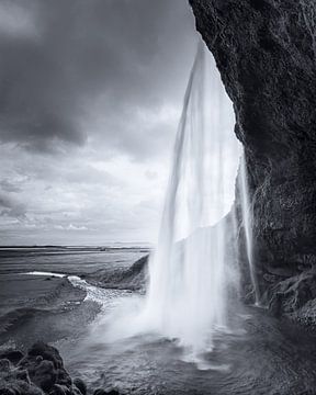 Der Wasserfall Seljalandsfoss in Schwarz und Weiß