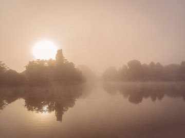 Nebel auf dem Fluss IJssel von Suzan Brands